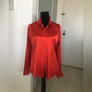 100% silk blouse in very good condition. Size M